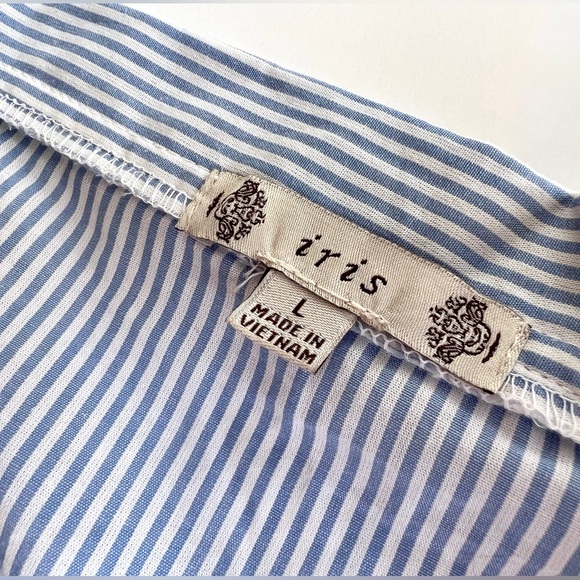 Iris Los Angeles Woman’s Across the Shoulder Blue Pinstripe Blouse Shirt Size L - Picture 4 of 9
